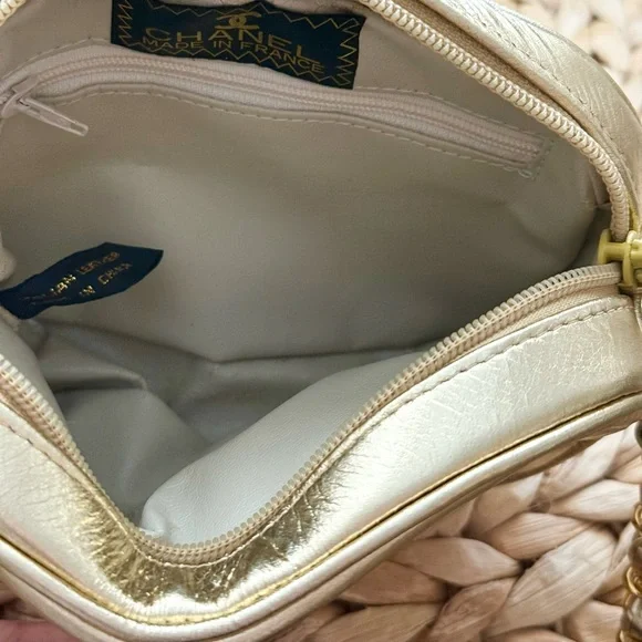 Vintage quilted gold fashion bag with tassel and chain strap - Picture 6 of 7